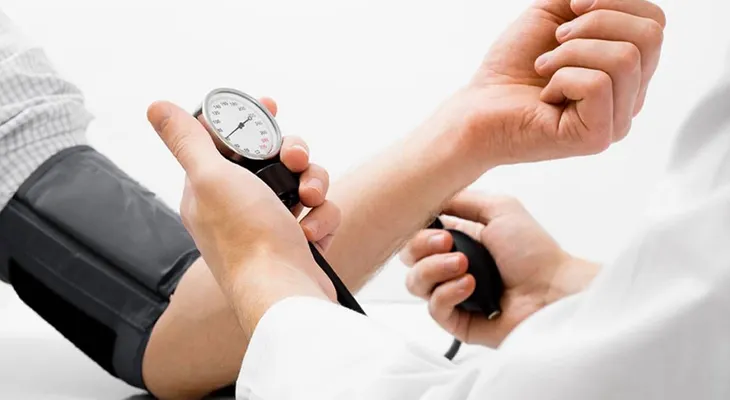 Beba líquidos con frecuencia, coma poco a cada pocas horas, evite el alcohol y levántate despacio, para evitar una bajada de la presión arterial