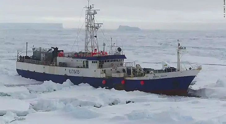 Guardia Costera libera un barco que estaba atrapado en el hielo cerca de la Antártida
