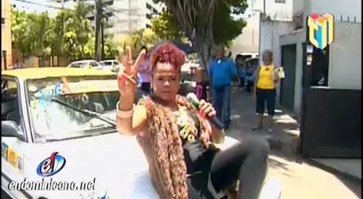 Cheddy llega a programa en su nueva máquina