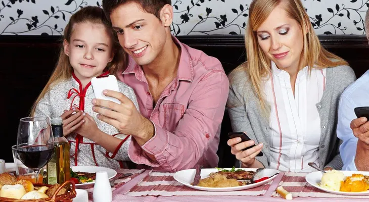 ¿Quién pasa más tiempo frente a una pantalla: padres o adolescentes?