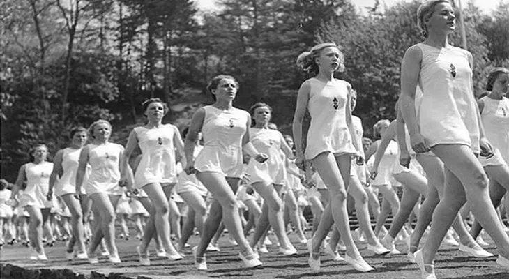 Los ideales femeninos nazis: Descubren escuelas de formación de esposas perfectas