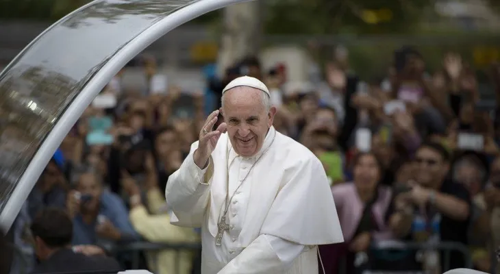 El papa abraza a las familias con pequeños gestos de hogar