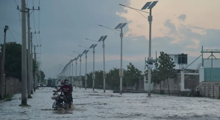 Lluvias "ahogan" el aeropuerto de Puerto Príncipe