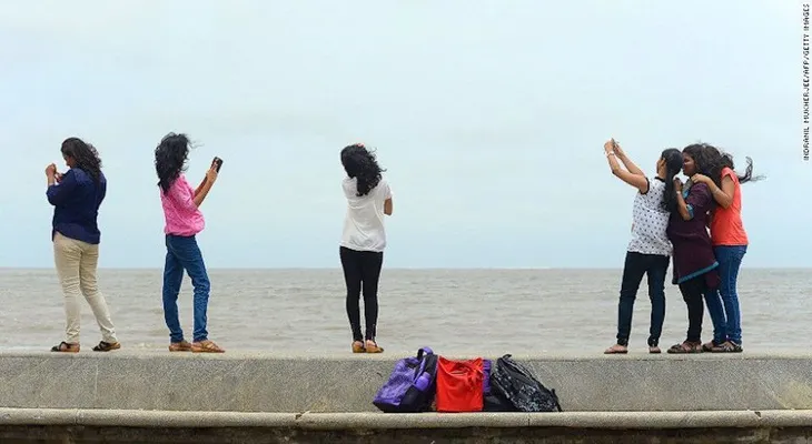 La India prohíbe a las personas tomarse selfies en ciertos lugares para evitar que mueran