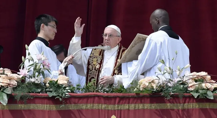 El papa pide por la "amada y martirizada Siria" en su mensaje "Urbi et Orbi"