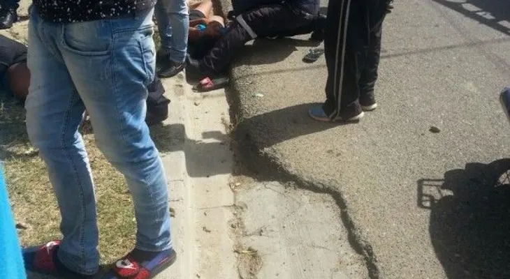 Yipeta arrolla motocicleta y mata 2 jóvenes