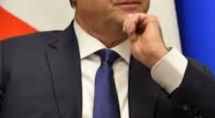 Hollande replica que ha recortado sus gastos a los reproches por su peluquero