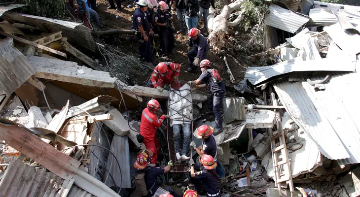 De los 69 muertos por derrumbe en Guatemala, hay 11 de una misma familia 