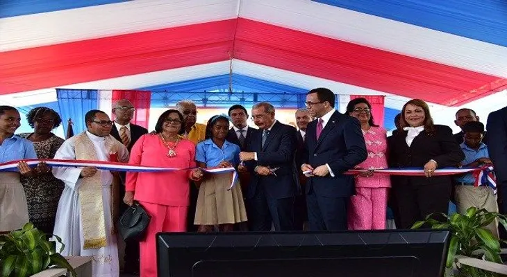 Presidente Danilo Medina junto al Ministro Andrés Navarro entrega un moderno centro educativo de 34 aulas en manoguayabo
