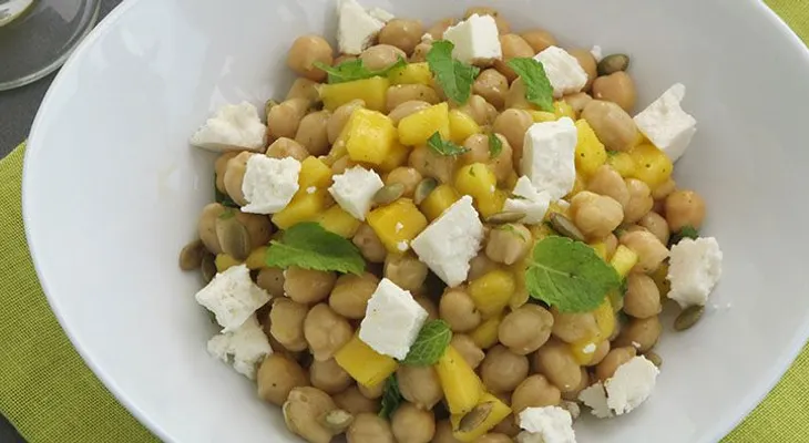 Refrescante y fácil de preparar: ensalada de garbanzos con aderezo de mango y tequila