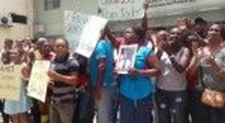 Familiares de agente Amet acusado de agredir fiscal protestan en su defensa