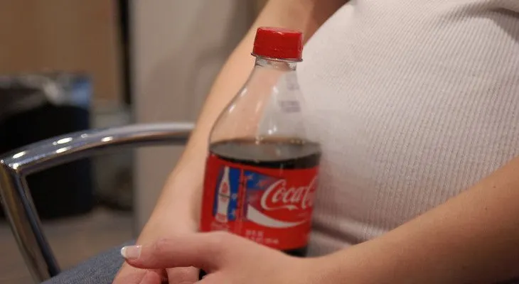 ¿Por qué las mujeres embarazadas no deben beber de envases de plástico?