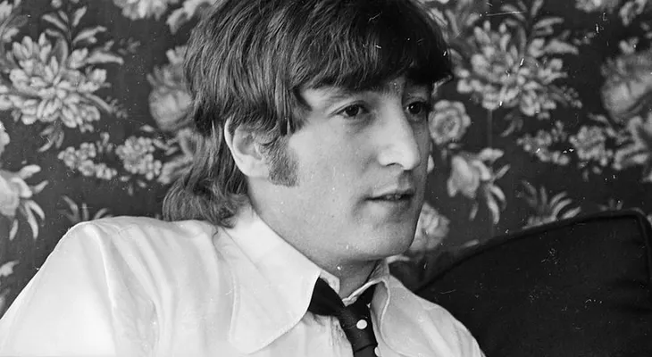 Un mechón de John Lennon se subasta en miles de dólares