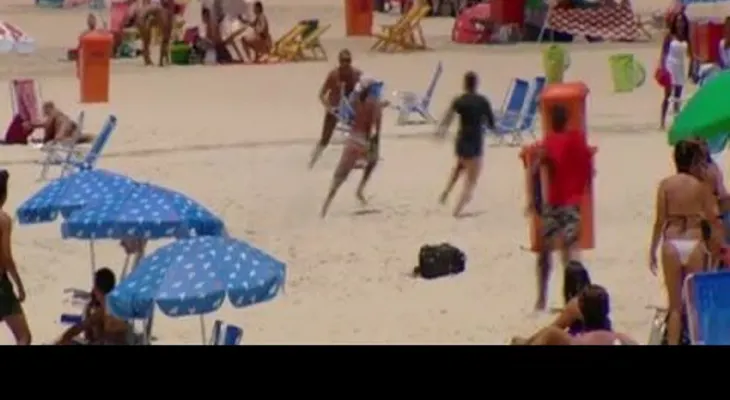 Ladrón recibe su merecido en una playa de Brasil