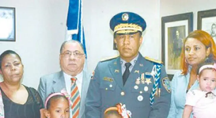 MIP entrega RD$1.4 millones  a familiares de policías caídos