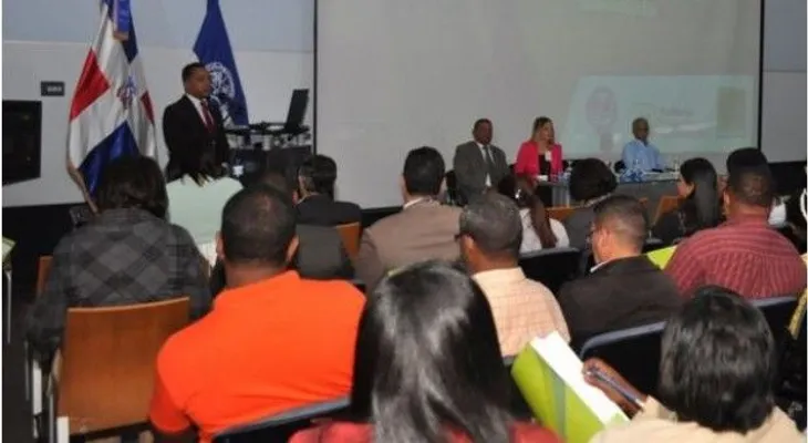 Senasa inicia entrega de carnés a estudiantes de la UASD