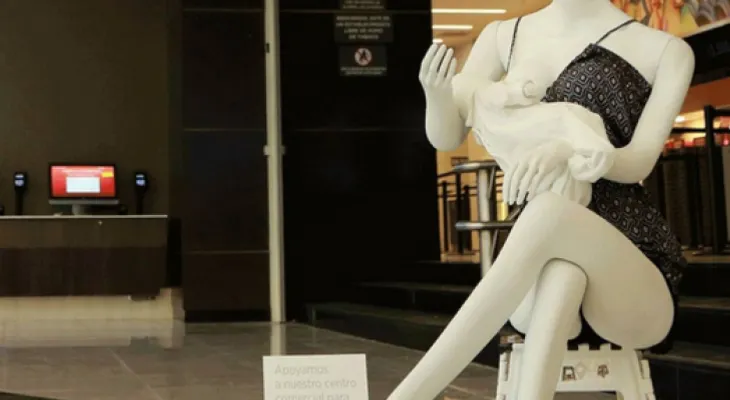 Maniquíes para reivindicar el derecho a la lactancia