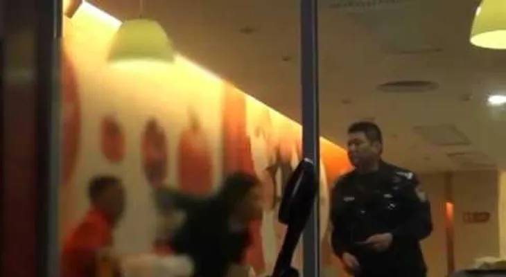 Impresionante escape de una rehén amenazada con un cuchillo en el cuello (VIDEO)