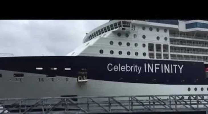 Un crucero arrasa un dique en Alaska