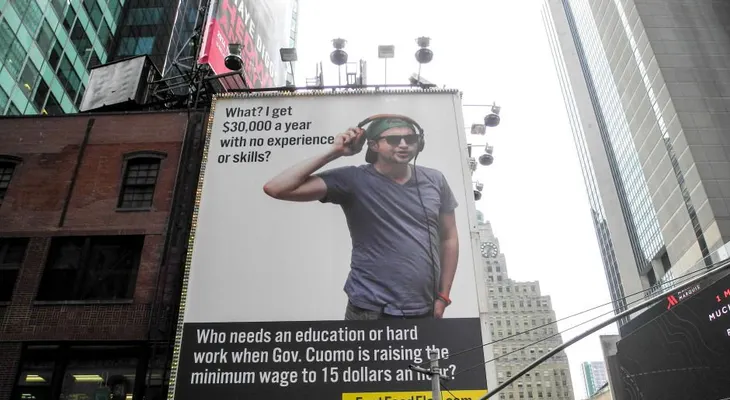 Grupo conservador critica salario de 15 dólares la hora con anuncio en Times Square