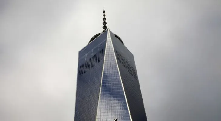 Rescatan dos limpiavidrios colgados en edificio del WTC 