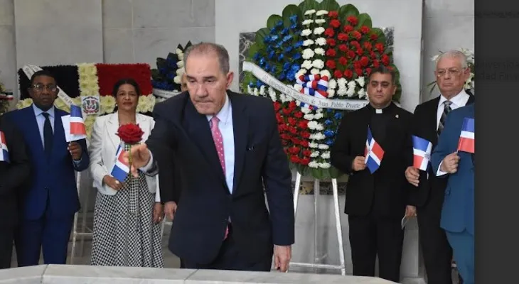 Mescyt deposita ofrenda en el Altar de la Patria por 212 aniversario  Juan Pablo Duarte