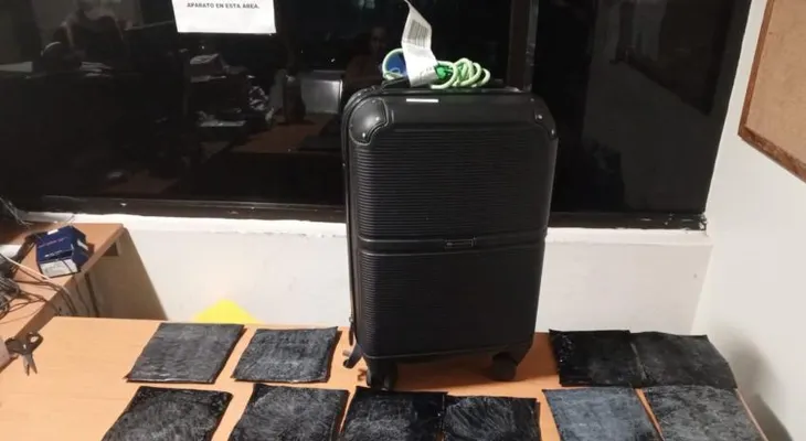 Dominicana apresada en Las Américas con presunta cocaína oculta en jeans intentaba viajar a Madrid