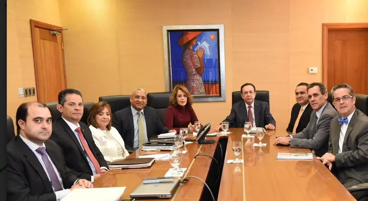 Gobernador Valdez Albizu recibe ejecutivos ADOZONA; conversan sobre economía de ese sector 