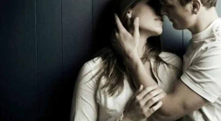 8 actitudes que demuestran que quiere intimar contigo
