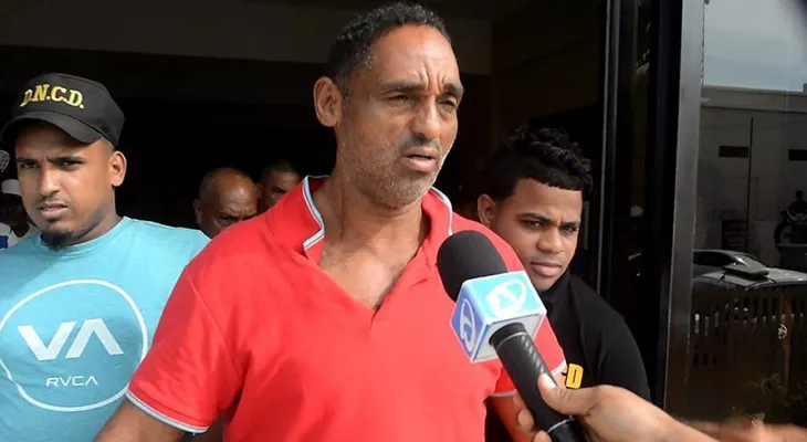 Decenas de personas respaldan pastor y denuncian que miembros DNCD le pusieron droga en su casa 
