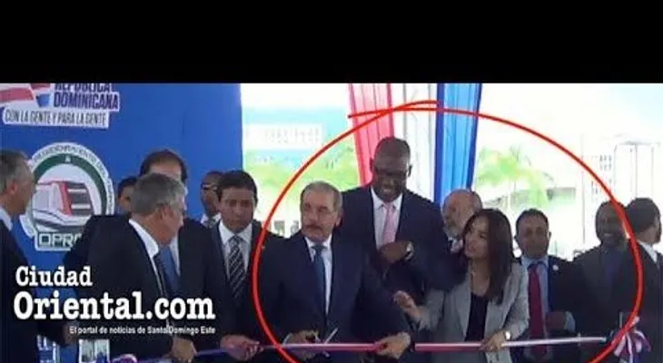 Lambón empuja colega para ponerse al lado de Medina