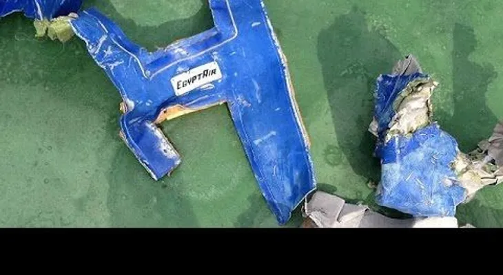 El vuelo de EgyptAir realizó tres aterrizajes de emergencia 24 horas antes de desaparecer (VIDEO)