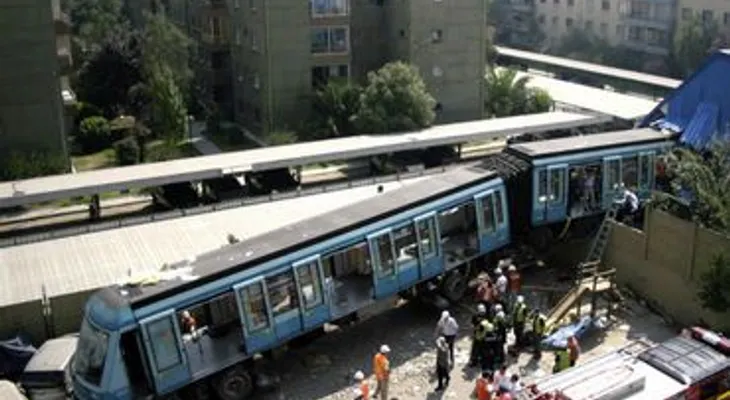 Tren arrolla auto y deja 6 muertos en Chile