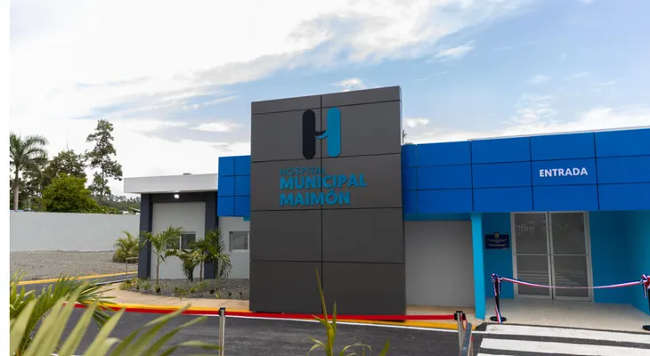 Abinader entrega hospital renovado en Maimón