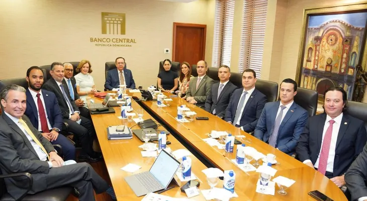 Gobernador Valdez Albizu recibe a la directiva de la Asociación de Puestos de Bolsa