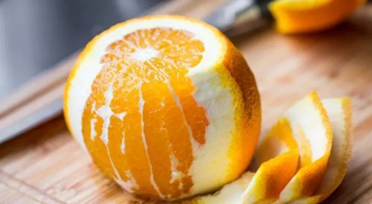 La cáscaras de naranja para reducir el colesterol y combatir el acné