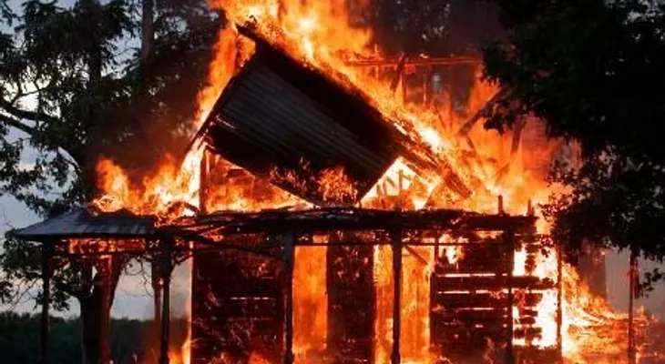 Hombre despechado incendia vivienda de ex pareja y sus tres hijos