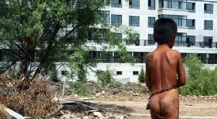 CRUELDAD: Niño de 11 años vive encadenado como un perro