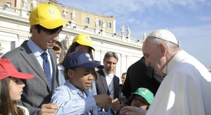 Niño criollo Embajador de la Paz se encuentra con Papa Francisco
