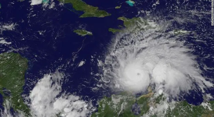 Evacuan personal de Guantánamo por el huracán Matthew