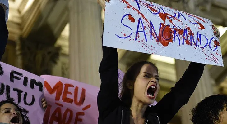 Selfie de uno de los 30 violadores con la adolescente indigna aún más a Brasil