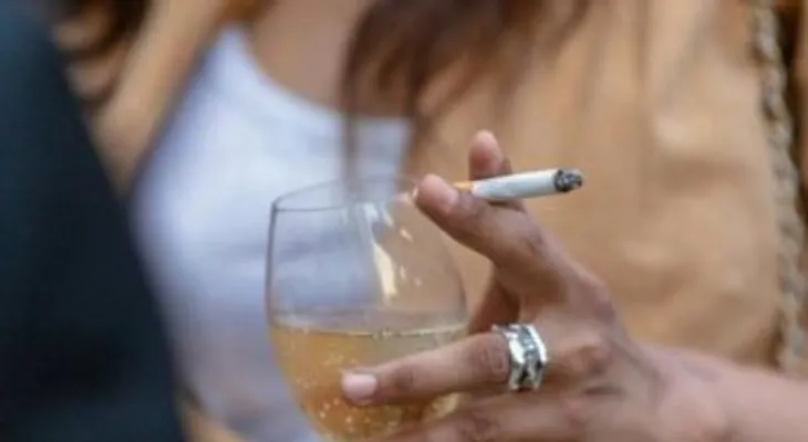 Beber una botella de vino a la semana o fumar 10 cigarrillos, aumenta el riesgo de tener cáncer