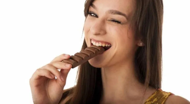 Un solo pedazo de chocolate negro ayuda a quitar la resaca