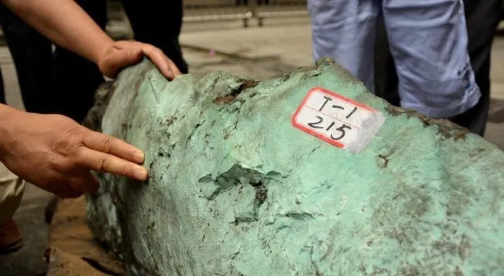 Hallan una piedra de turquesa de 215 kilogramos