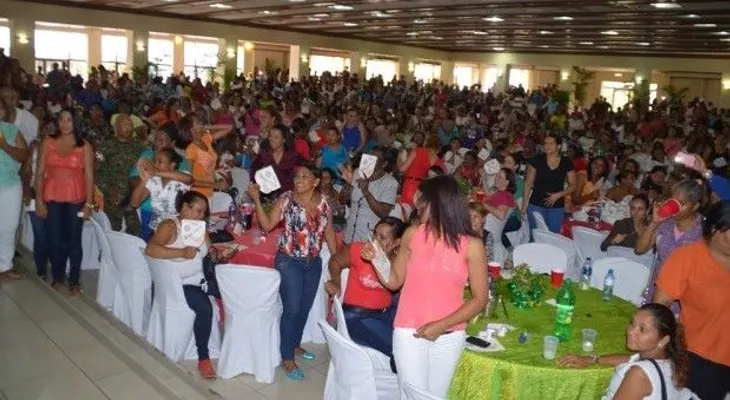 Esposas de oficiales de las Fuerzas Armadas celebran "Día de las Madres"