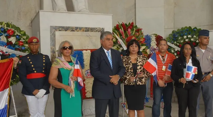 Mitur deposita Ofrenda Floral ante el Altar de la Patria