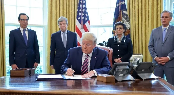 Trump promulga el nuevo paquete de ayuda por USD 483.000 millones por el coronavirus