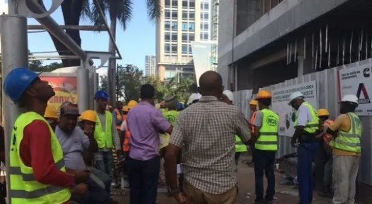Un incendio afecta edificio en construcción de la Churchill; causa un gran entaponamiento 