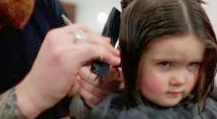 Niña de tres años conmueve al mundo al donar su pelo a los niños con cáncer