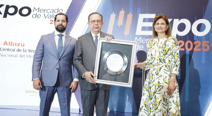 SIMV y CADOMCA reconocen al gobernador Valdez Albizu por el surgimiento y desarrollo del mercado de valores en RD